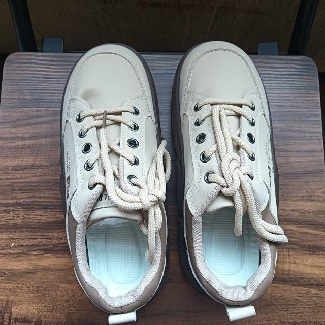 新品 23.5cm レディース スニーカー ベージュ シューズ 靴 身長アップ < 女性ファッション  新品 23.5cm レディース スニーカー ベージュ シューズ 靴 身長アップ < 女性ファッションの