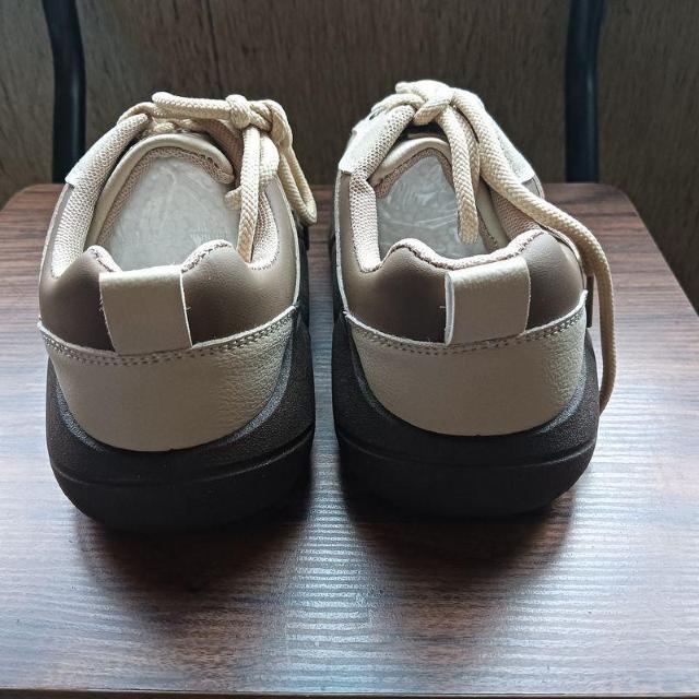 新品 23.5cm レディース スニーカー ベージュ シューズ 靴 身長アップ < 女性ファッション  新品 23.5cm レディース スニーカー ベージュ シューズ 靴 身長アップ < 女性ファッションの