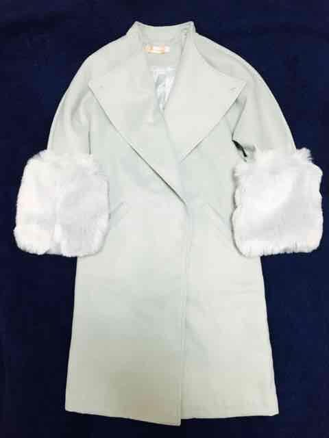 袖ボリュームリブファーグレー2wayコートノーカラーふわふわ < 女性ファッション 袖ボリュームリブファーグレー2wayコートノーカラーふわふわ < 女性ファッションの