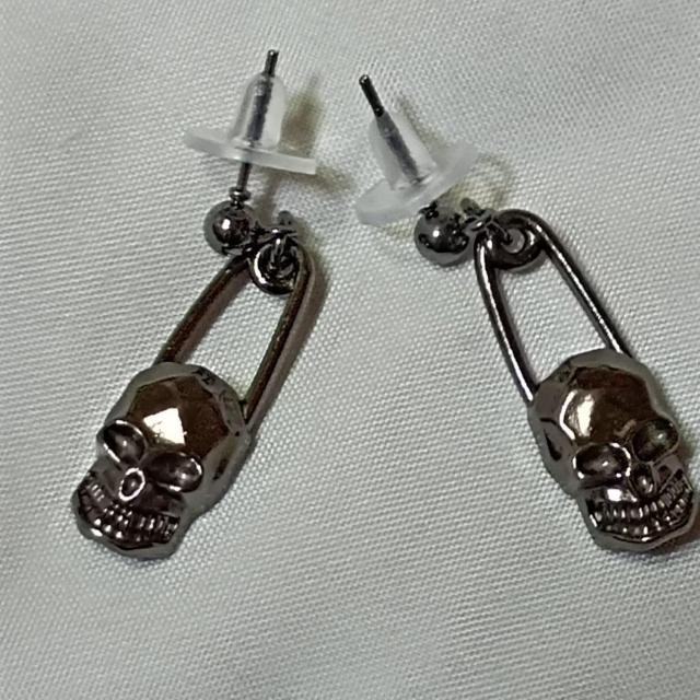 新品★スカルスタッドピアス/ブラックメタル < 男性アクセサリー/時計  新品★スカルスタッドピアス/ブラックメタル  < 男性アクセサリー/時計の