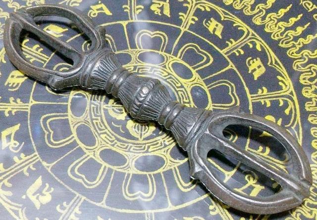 三鈷杵 全長10.5cm 銅製 仏具 仏教美術 密教法具 ペンダントヘッドにも 金剛杵 pendant heads vajra < ホビー  三鈷杵 全長10.5cm 銅製 仏具 仏教美術 密教法具 ペンダントヘッドにも 金剛杵 pendant heads vajra < ホビーの