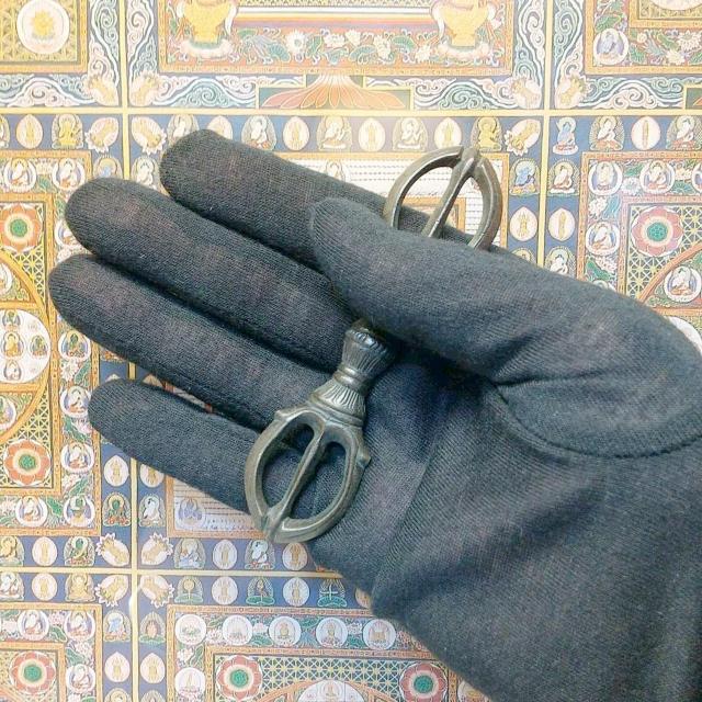 三鈷杵 全長10.5cm 銅製 仏具 仏教美術 密教法具 ペンダントヘッドにも 金剛杵 pendant heads vajra < ホビー  三鈷杵 全長10.5cm 銅製 仏具 仏教美術 密教法具 ペンダントヘッドにも 金剛杵 pendant heads vajra < ホビーの