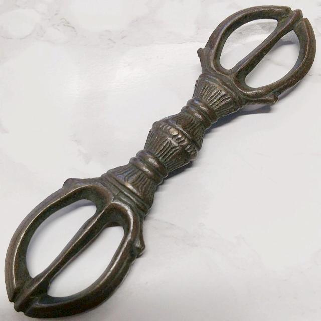 三鈷杵 全長10.5cm 銅製 仏具 仏教美術 密教法具 ペンダントヘッドにも 金剛杵 pendant heads vajra < ホビー  三鈷杵 全長10.5cm 銅製 仏具 仏教美術 密教法具 ペンダントヘッドにも 金剛杵 pendant heads vajra < ホビーの