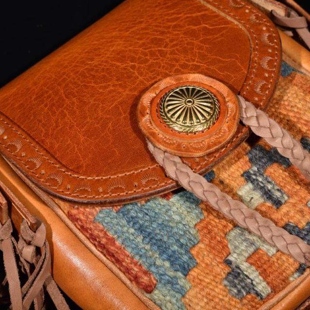 ◆ナバホ柄 ハンドメイド 上級モデルスモールショルダーバッグ オルテガ タンニンなめし革 メンズ 手織りウール タッセル◆k22 < 女性ファッション  ◆ナバホ柄 ハンドメイド 上級モデルスモールショルダーバッグ オルテガ タンニンなめし革 メンズ 手織りウール タッセル◆k22 < 女性ファッションの