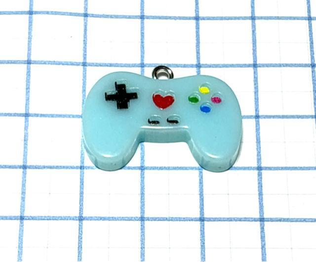 439 ゲームのコントローラーのチャーム 水色1個 樹脂パーツ おもちゃ < ペット/手芸/園芸 439 ゲームのコントローラーのチャーム 水色1個 樹脂パーツ おもちゃ < ペット/手芸/園芸の