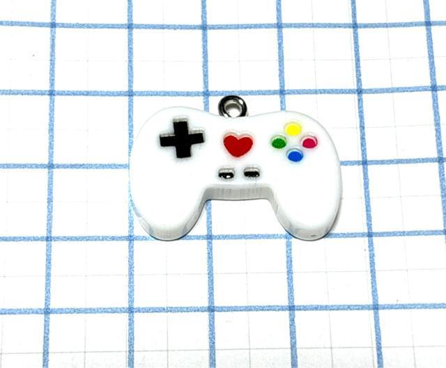 448 ゲームのコントローラーのチャーム 白1個 樹脂パーツ おもちゃ < ペット/手芸/園芸 448 ゲームのコントローラーのチャーム 白1個 樹脂パーツ おもちゃ < ペット/手芸/園芸の