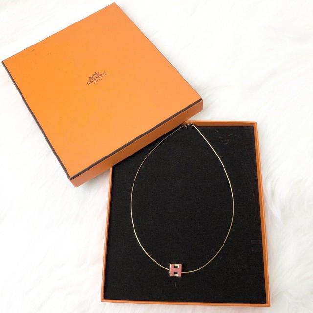 【極美品】HERMES エルメス ネックレス Hキューブ アクセサリー ピンク×ゴールドカラー < ブランド 【極美品】HERMES エルメス ネックレス Hキューブ アクセサリー ピンク×ゴールドカラー < ブランドの