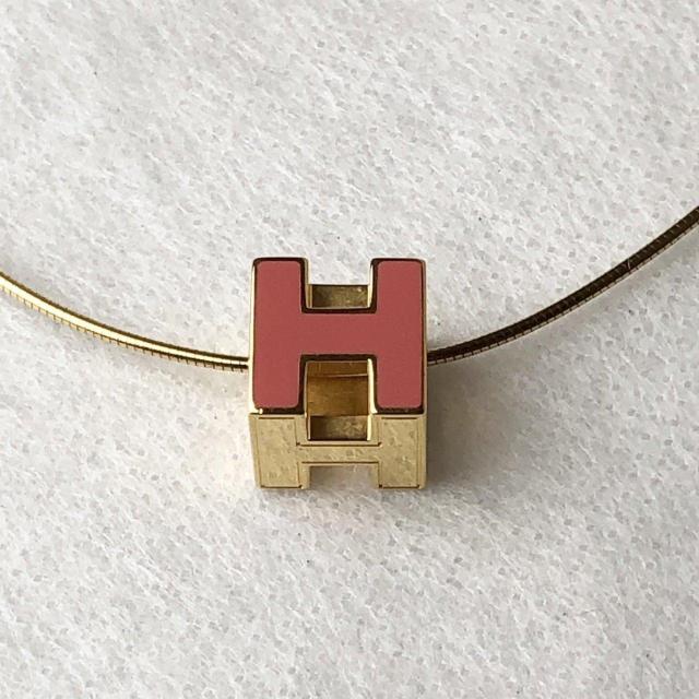【極美品】HERMES エルメス ネックレス Hキューブ アクセサリー ピンク×ゴールドカラー < ブランド 【極美品】HERMES エルメス ネックレス Hキューブ アクセサリー ピンク×ゴールドカラー < ブランドの