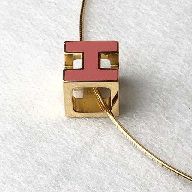 【極美品】HERMES エルメス ネックレス Hキューブ アクセサリー ピンク×ゴールドカラー < ブランド 【極美品】HERMES エルメス ネックレス Hキューブ アクセサリー ピンク×ゴールドカラー < ブランドの