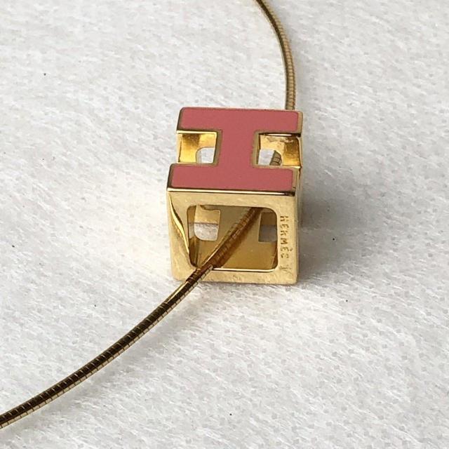 【極美品】HERMES エルメス ネックレス Hキューブ アクセサリー ピンク×ゴールドカラー < ブランド 【極美品】HERMES エルメス ネックレス Hキューブ アクセサリー ピンク×ゴールドカラー < ブランドの