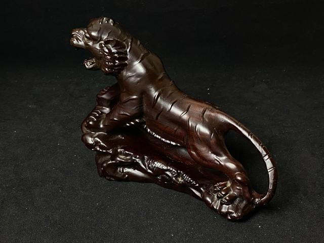 一刀彫 木彫り 虎 置物 迫力 猛虎 彫刻 飾り物 オブジェ 極上 唐木 黒檀木彫 干支虎天然木 魔除け 寅年 開運 骨董 古美術 < ホビー 一刀彫 木彫り 虎 置物 迫力 猛虎 彫刻 飾り物 オブジェ 極上 唐木 黒檀木彫 干支虎天然木 魔除け 寅年 開運 骨董 古美術 < ホビーの