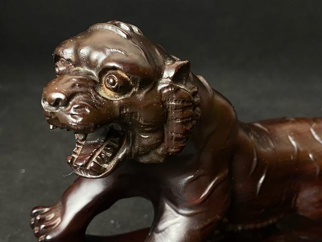 一刀彫 木彫り 虎 置物 迫力 猛虎 彫刻 飾り物 オブジェ 極上 唐木 黒檀木彫 干支虎天然木 魔除け 寅年 開運 骨董 古美術 < ホビー 一刀彫 木彫り 虎 置物 迫力 猛虎 彫刻 飾り物 オブジェ 極上 唐木 黒檀木彫 干支虎天然木 魔除け 寅年 開運 骨董 古美術 < ホビーの