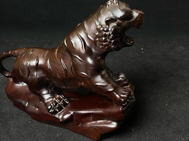 一刀彫 木彫り 虎 置物 迫力 猛虎 彫刻 飾り物 オブジェ 極上 唐木 黒檀木彫 干支虎天然木 魔除け 寅年 開運 骨董 古美術 < ホビー 一刀彫 木彫り 虎 置物 迫力 猛虎 彫刻 飾り物 オブジェ 極上 唐木 黒檀木彫 干支虎天然木 魔除け 寅年 開運 骨董 古美術 < ホビーの
