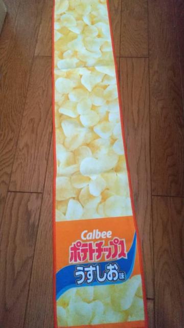 Calbee ポテトチップスうすしお味!柄!スリムロングタオル!(マフラータオル)ソフトな肌触り!抜群!新品! < インテリア/ライフ  Calbee ポテトチップスうすしお味!柄!スリムロングタオル!(マフラータオル)ソフトな肌触り!抜群!新品! < インテリア/ライフの