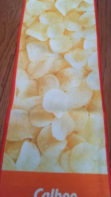 Calbee ポテトチップスうすしお味!柄!スリムロングタオル!(マフラータオル)ソフトな肌触り!抜群!新品! < インテリア/ライフ  Calbee ポテトチップスうすしお味!柄!スリムロングタオル!(マフラータオル)ソフトな肌触り!抜群!新品! < インテリア/ライフの