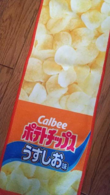 Calbee ポテトチップスうすしお味!柄!スリムロングタオル!(マフラータオル)ソフトな肌触り!抜群!新品! < インテリア/ライフ  Calbee ポテトチップスうすしお味!柄!スリムロングタオル!(マフラータオル)ソフトな肌触り!抜群!新品! < インテリア/ライフの