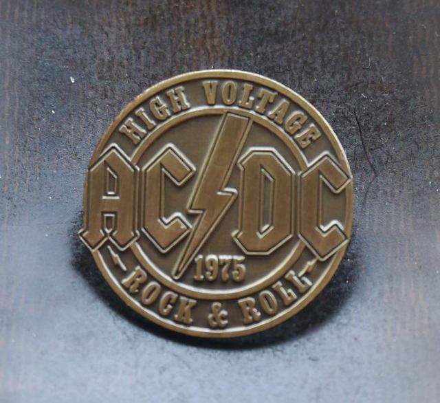 新品 バンド AC/DC ピンブローチ ピンバッジ ピンズ < 男性アクセサリー/時計  新品 バンド AC/DC ピンブローチ ピンバッジ ピンズ  < 男性アクセサリー/時計の