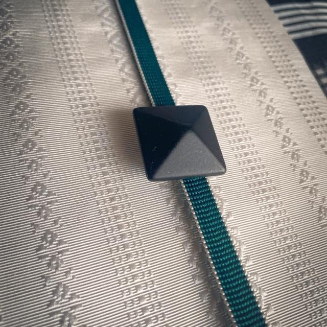 ラ ドログリー フランス素材ハンドメイド☆粋 神秘的 フレンチビーズ ノワール ピラミッド スタッズ 帯留 < 女性ファッション  ラ ドログリー フランス素材ハンドメイド☆粋 神秘的 フレンチビーズ ノワール ピラミッド スタッズ 帯留 < 女性ファッションの