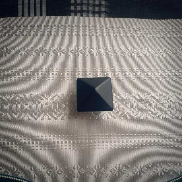 ラ ドログリー フランス素材ハンドメイド☆粋 神秘的 フレンチビーズ ノワール ピラミッド スタッズ 帯留 < 女性ファッション  ラ ドログリー フランス素材ハンドメイド☆粋 神秘的 フレンチビーズ ノワール ピラミッド スタッズ 帯留 < 女性ファッションの