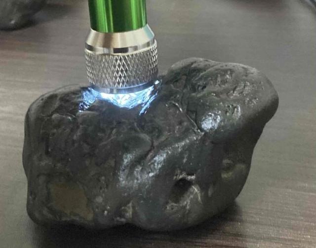 33,000円スタート!阿波・徳島の「鮎喰川」にて採取された希少価値の高い大型隕石! < インテリア/ライフ  33,000円スタート!阿波・徳島の「鮎喰川」にて採取された希少価値の高い大型隕石! < インテリア/ライフの