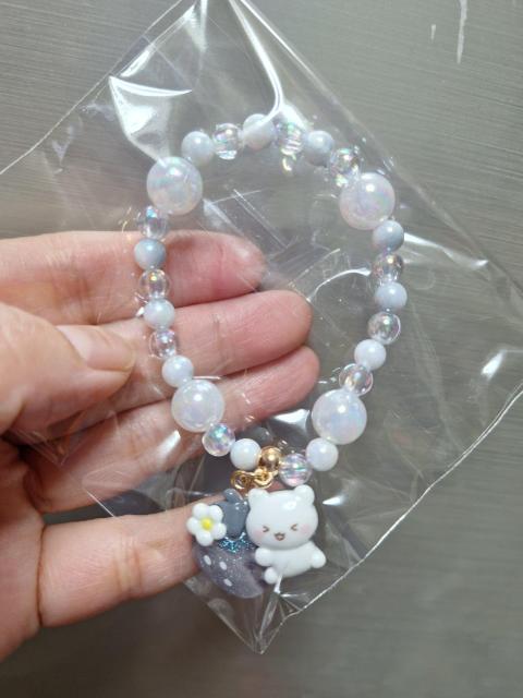 No.21新品★「いちご&くま?チャーム付きブレスレット」ホワイトグレー < キッズ/ベビー No.21新品★「いちご&くま?チャーム付きブレスレット」ホワイトグレー < キッズ/ベビーの