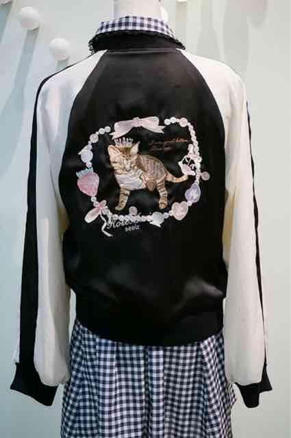 rosemarieseoir・背中ネコ刺繍サテンスカジャン。ブラック < ブランド rosemarieseoir・背中ネコ刺繍サテンスカジャン。ブラック < ブランドの