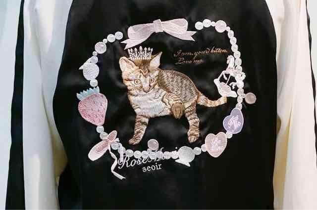 rosemarieseoir・背中ネコ刺繍サテンスカジャン。ブラック < ブランド rosemarieseoir・背中ネコ刺繍サテンスカジャン。ブラック < ブランドの