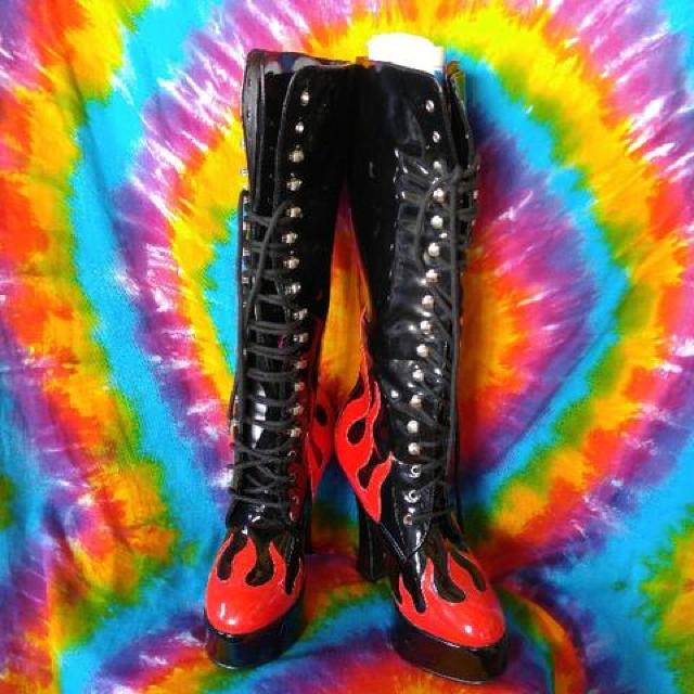 超目立つ♪ファイヤー&炎柄エナメル編み上げ厚底ロングブーツ < 女性ファッション 超目立つ♪ファイヤー&炎柄エナメル編み上げ厚底ロングブーツ < 女性ファッションの
