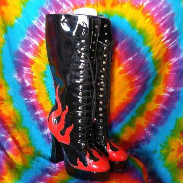 超目立つ♪ファイヤー&炎柄エナメル編み上げ厚底ロングブーツ < 女性ファッション 超目立つ♪ファイヤー&炎柄エナメル編み上げ厚底ロングブーツ < 女性ファッションの