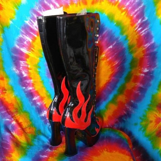 超目立つ♪ファイヤー&炎柄エナメル編み上げ厚底ロングブーツ < 女性ファッション 超目立つ♪ファイヤー&炎柄エナメル編み上げ厚底ロングブーツ < 女性ファッションの