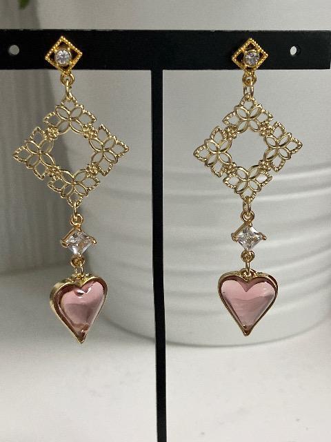 ハンドメイド ハートのチャームを使用したスクエアデザインのチタンポストピアス < 女性ファッション  ハンドメイド ハートのチャームを使用したスクエアデザインのチタンポストピアス  < 女性ファッションの