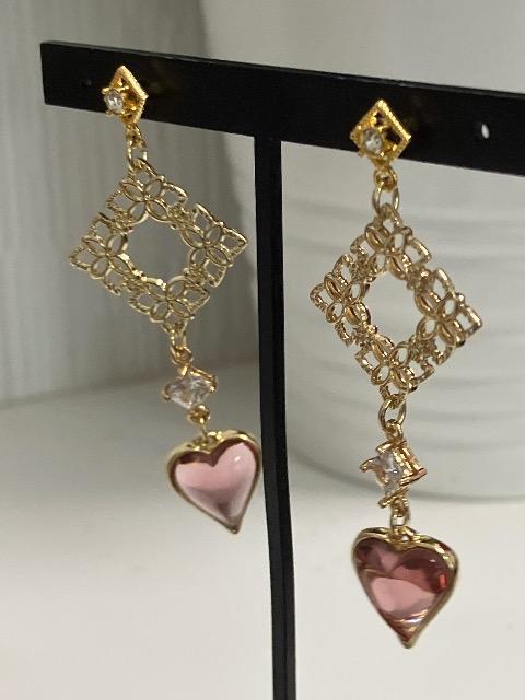 ハンドメイド ハートのチャームを使用したスクエアデザインのチタンポストピアス < 女性ファッション  ハンドメイド ハートのチャームを使用したスクエアデザインのチタンポストピアス < 女性ファッションの