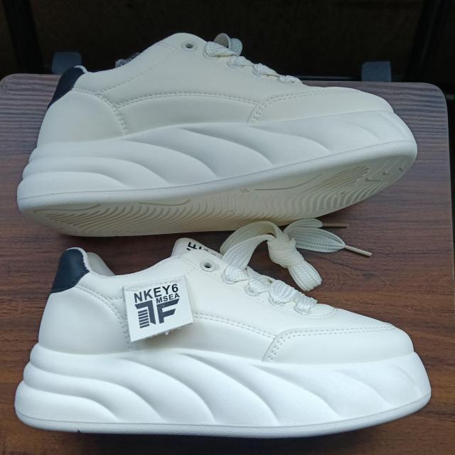 新品 22.5cm レディース スニーカー ホワイト シューズ 靴 カジュアル < 女性ファッション 新品 22.5cm レディース スニーカー ホワイト シューズ 靴 カジュアル < 女性ファッションの