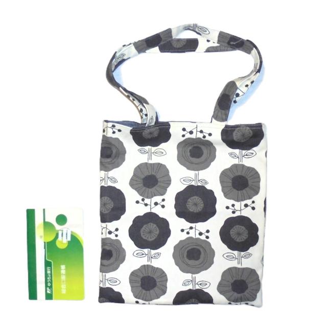◆ちょっと持ちぺたんこトートバッグ◆北欧◆黒グレーの花×白地◆エコバッグ サブバッグ < 女性ファッション ◆ちょっと持ちぺたんこトートバッグ◆北欧◆黒グレーの花×白地◆エコバッグ サブバッグ < 女性ファッションの