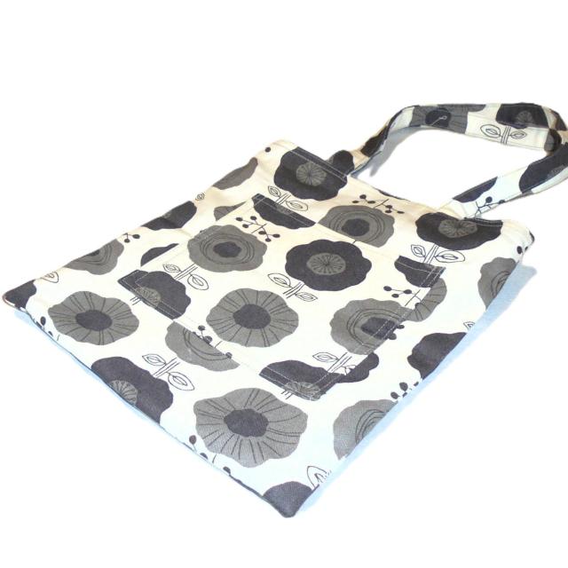 ◆ちょっと持ちぺたんこトートバッグ◆北欧◆黒グレーの花×白地◆エコバッグ サブバッグ < 女性ファッション ◆ちょっと持ちぺたんこトートバッグ◆北欧◆黒グレーの花×白地◆エコバッグ サブバッグ < 女性ファッションの