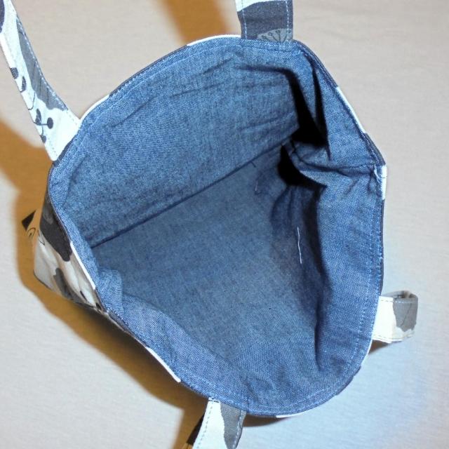 ◆ちょっと持ちぺたんこトートバッグ◆北欧◆黒グレーの花×白地◆エコバッグ サブバッグ < 女性ファッション ◆ちょっと持ちぺたんこトートバッグ◆北欧◆黒グレーの花×白地◆エコバッグ サブバッグ < 女性ファッションの