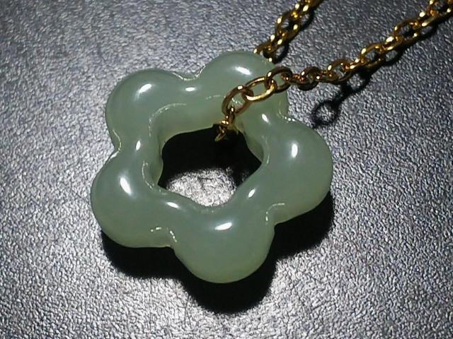 天然石★ミャンマー翡翠 お花 ペンダント < 女性アクセサリー/時計 天然石★ミャンマー翡翠 お花 ペンダント < 女性アクセサリー/時計の