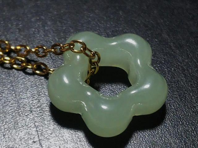 天然石★ミャンマー翡翠 お花 ペンダント < 女性アクセサリー/時計 天然石★ミャンマー翡翠 お花 ペンダント < 女性アクセサリー/時計の