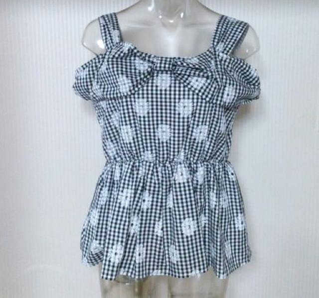 しまむら★ギンガムチェック 花柄 ぺプラム トップス < ブランド しまむら★ギンガムチェック 花柄 ぺプラム トップス < ブランドの