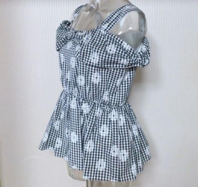 しまむら★ギンガムチェック 花柄 ぺプラム トップス < ブランド しまむら★ギンガムチェック 花柄 ぺプラム トップス < ブランドの