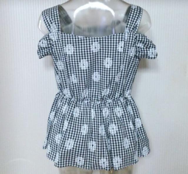 しまむら★ギンガムチェック 花柄 ぺプラム トップス < ブランド しまむら★ギンガムチェック 花柄 ぺプラム トップス < ブランドの