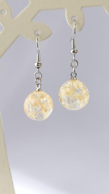 ピンクのかすみ草の球体レジンのピアス  ハンドメイド < 女性ファッション  ピンクのかすみ草の球体レジンのピアス  ハンドメイド  < 女性ファッションの