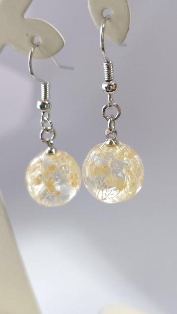 ピンクのかすみ草の球体レジンのピアス  ハンドメイド < 女性ファッション  ピンクのかすみ草の球体レジンのピアス  ハンドメイド < 女性ファッションの