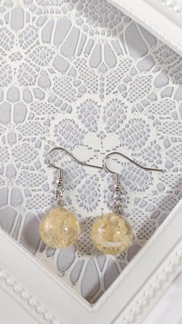 ピンクのかすみ草の球体レジンのピアス  ハンドメイド < 女性ファッション  ピンクのかすみ草の球体レジンのピアス  ハンドメイド < 女性ファッションの