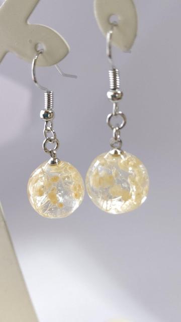 ピンクのかすみ草の球体レジンのピアス  ハンドメイド < 女性ファッション  ピンクのかすみ草の球体レジンのピアス  ハンドメイド < 女性ファッションの