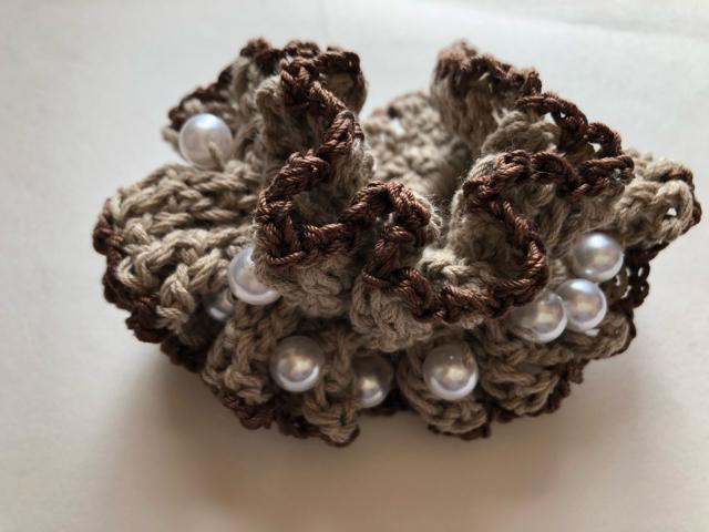 ハンドメイド ボリューム シュシュ パールビーズ盛り盛り モカ < 女性ファッション  ハンドメイド ボリューム シュシュ パールビーズ盛り盛り モカ  < 女性ファッションの