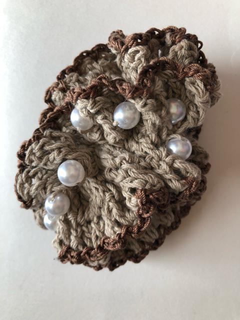 ハンドメイド ボリューム シュシュ パールビーズ盛り盛り モカ < 女性ファッション  ハンドメイド ボリューム シュシュ パールビーズ盛り盛り モカ < 女性ファッションの