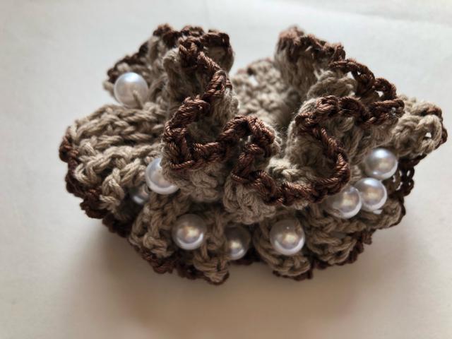 ハンドメイド ボリューム シュシュ パールビーズ盛り盛り モカ < 女性ファッション  ハンドメイド ボリューム シュシュ パールビーズ盛り盛り モカ < 女性ファッションの