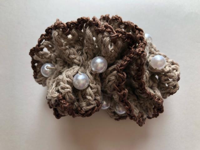 ハンドメイド ボリューム シュシュ パールビーズ盛り盛り モカ < 女性ファッション  ハンドメイド ボリューム シュシュ パールビーズ盛り盛り モカ < 女性ファッションの