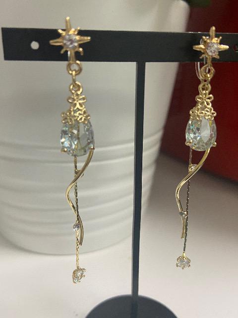 ハンドメイド しずくのチャームとデザインチャームを使用した樹脂のノンホールピアス クリア < 女性ファッション  ハンドメイド しずくのチャームとデザインチャームを使用した樹脂のノンホールピアス クリア < 女性ファッションの